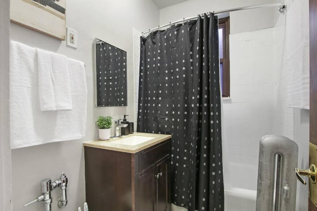 Comfortable Minimalist - Dorchester 203 Apartment