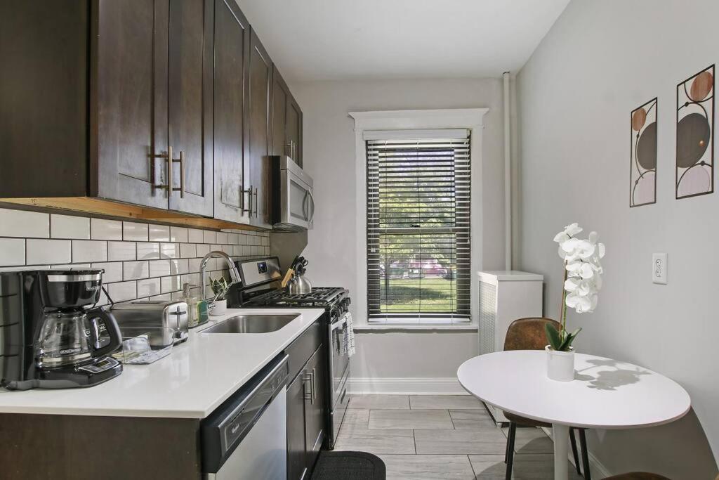 Apartment Charm 1-bedroom Oasis - Woodlawn 1e Chicago