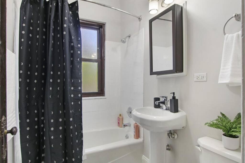 Charm 1-bedroom Oasis - Woodlawn 1e Apartment