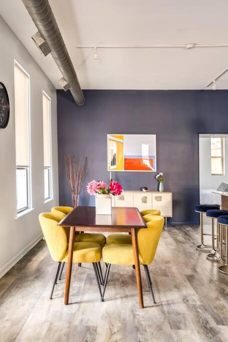 Beautifully Remodeled Second Floor Flat In River North With Private Rooftop - 2s *