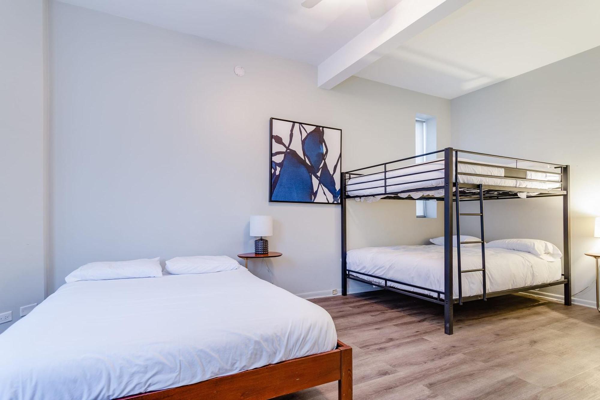 Beautifully Remodeled Second Floor Flat In River North With Private Rooftop - 2s Apartment *
