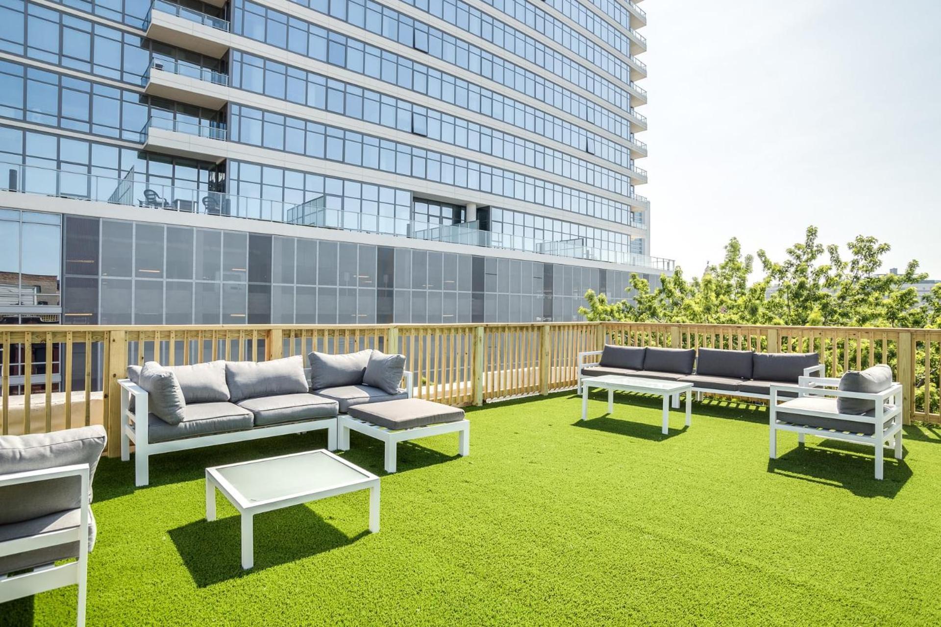 Beautifully Remodeled Second Floor Flat In River North With Private Rooftop - 2s Chicago