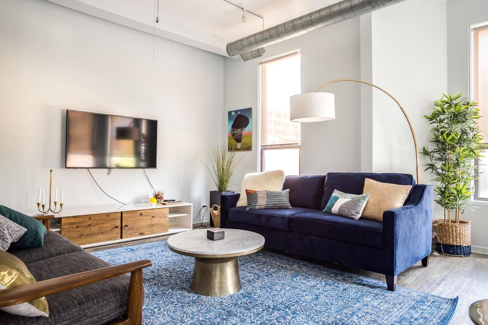 Apartment Beautifully Remodeled Second Floor Flat In River North With Private Rooftop - 2s *