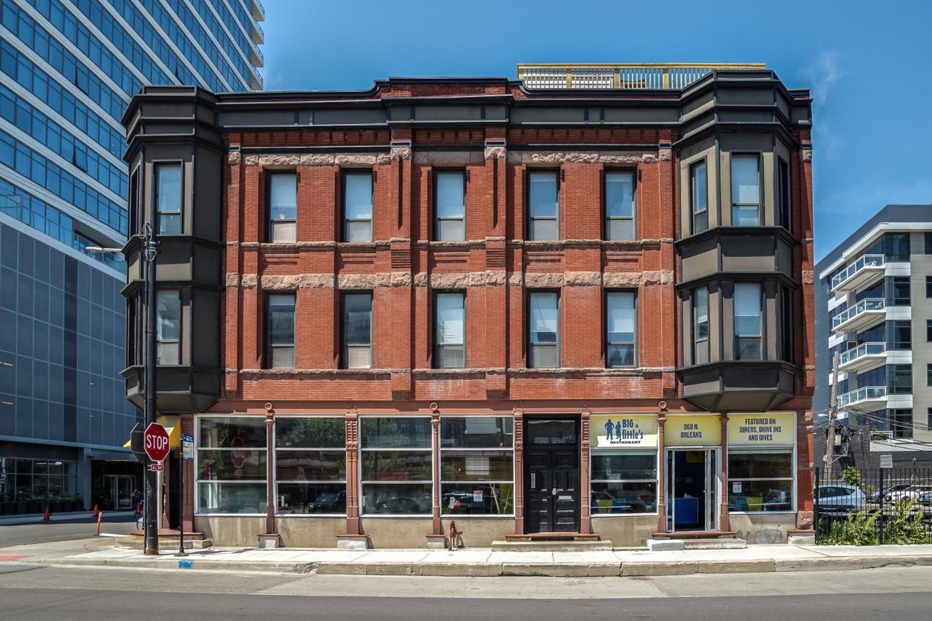 Beautifully Remodeled Second Floor Flat In River North With Private Rooftop - 2s *