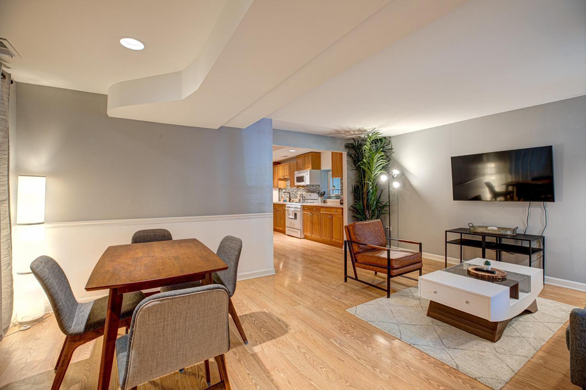 Pet Friendly! Perfect For The Digital Nomad Or Business Traveler Apts *