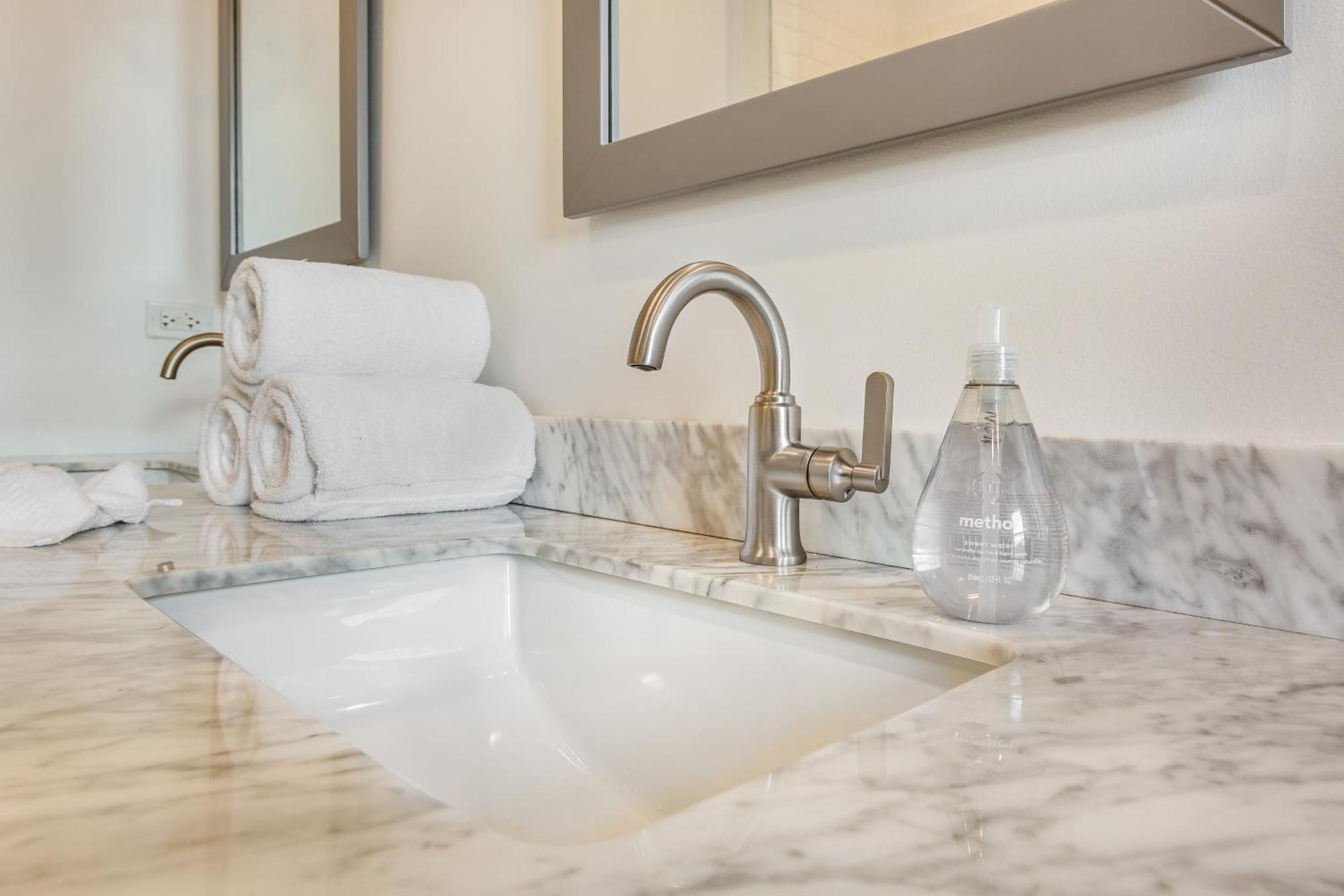 Pet Friendly And For 7! Large Common Areas To Converse And Connect Apts Appartement