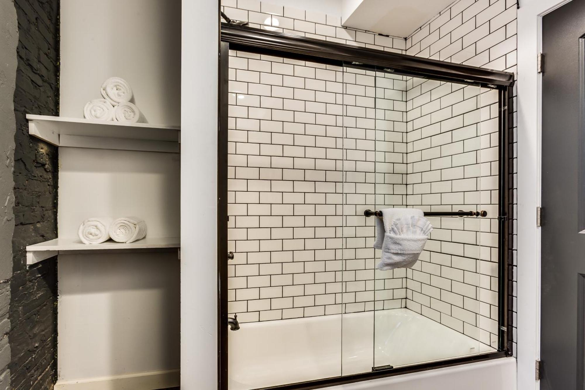 Appartement Pet Friendly And For 7! Large Common Areas To Converse And Connect Apts