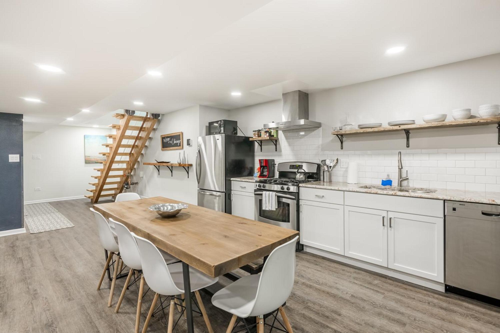 Apartment Adults Only - Walk To The United Center! Modern Touches Surround - Check Out The Open Staircase! Apts Chicago