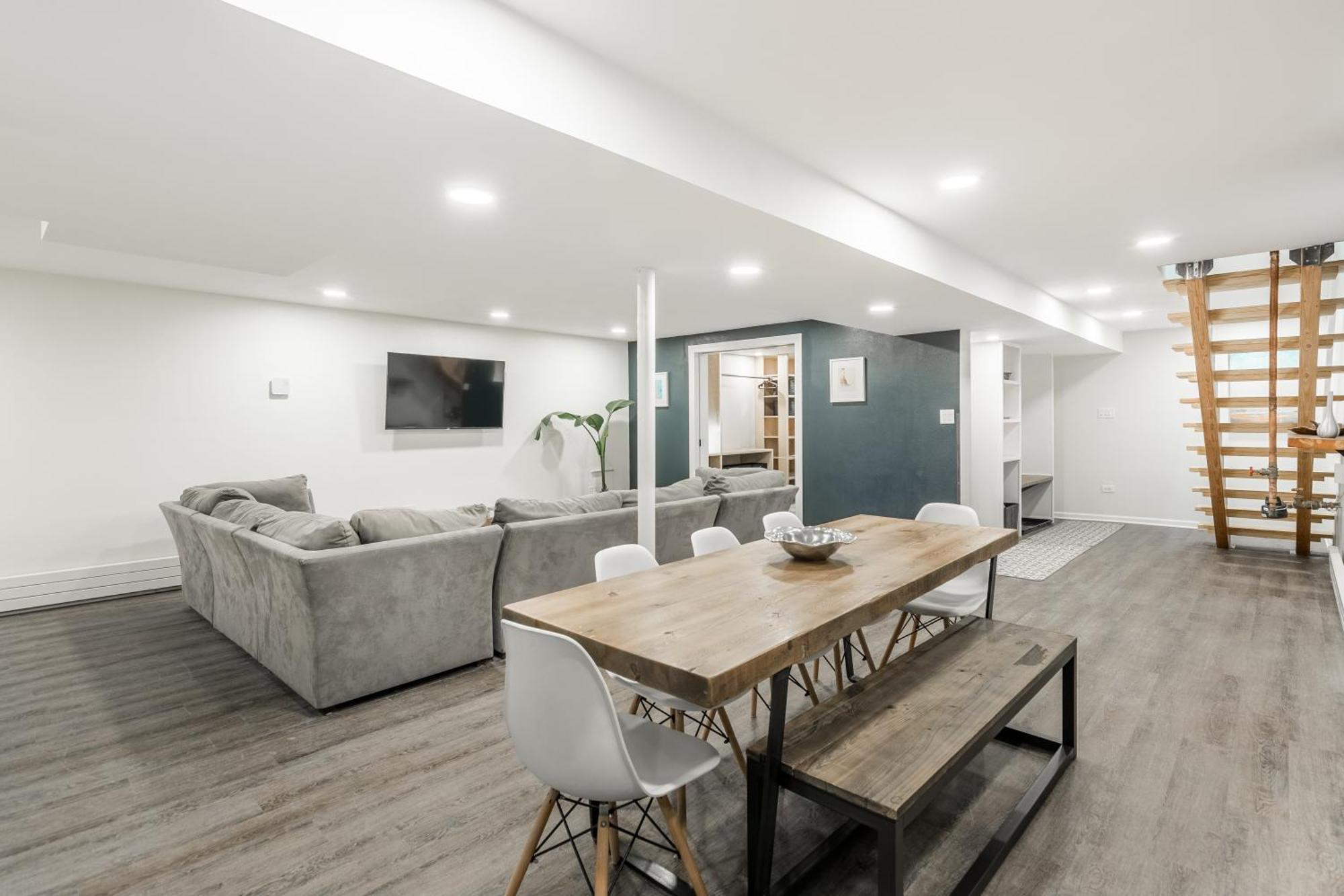 Adults Only - Walk To The United Center! Modern Touches Surround - Check Out The Open Staircase! Apts