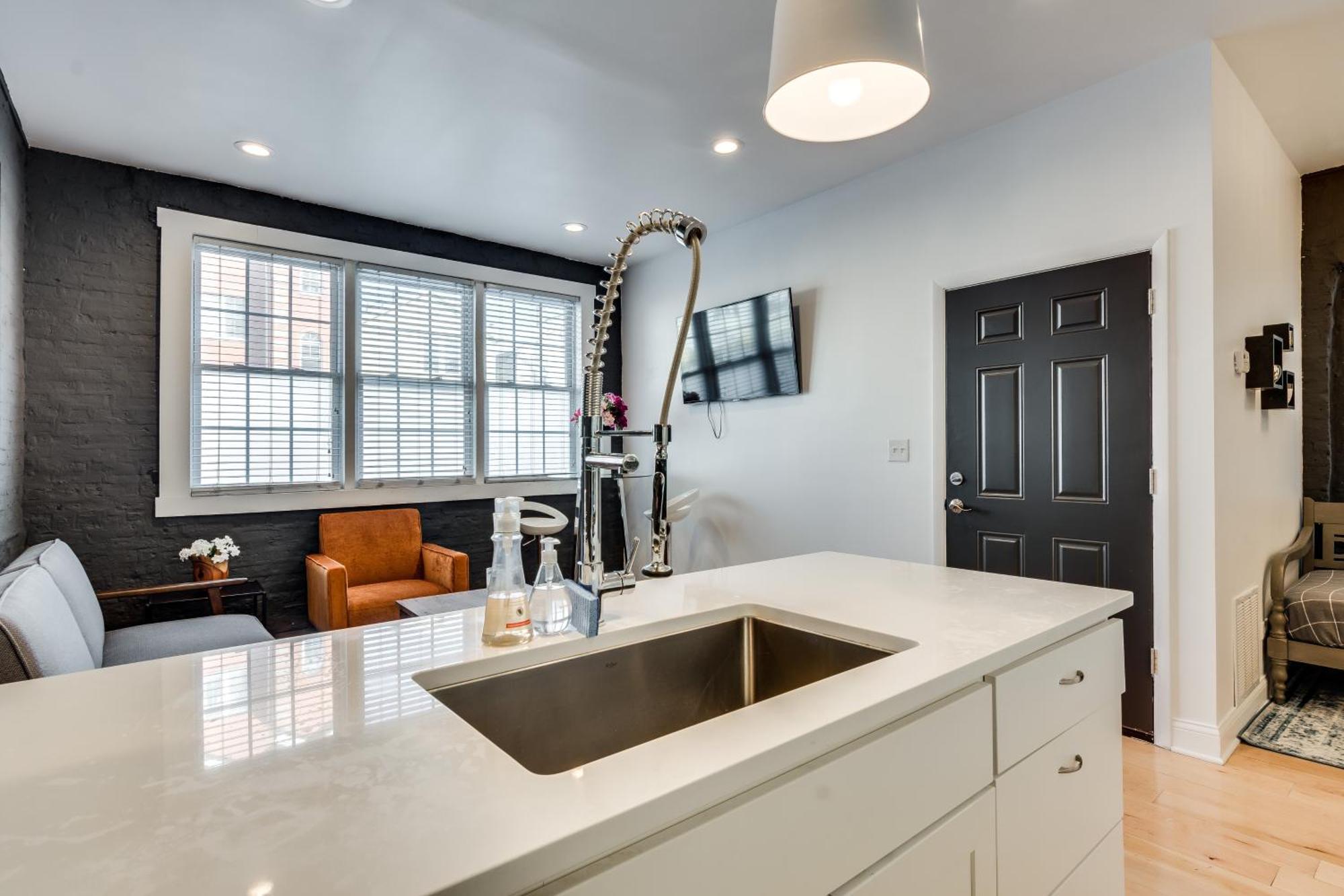Relax In West Town - In-unit Laundry And Pet Friendly! Apts Apartment