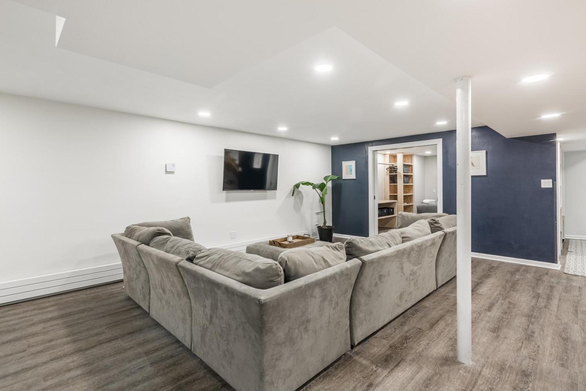 Adults Only - Walk To The United Center! Modern Touches Surround - Check Out The Open Staircase! Apts Apartment Chicago