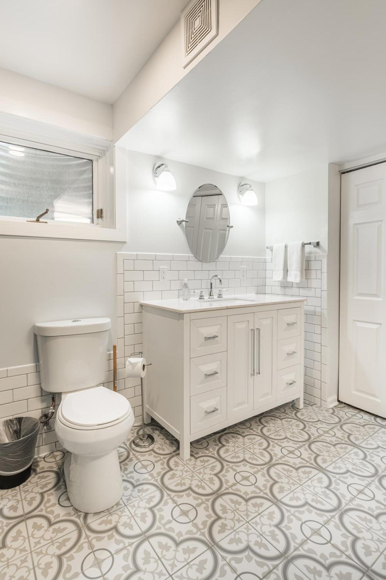 Apartment Adults Only - Walk To The United Center! Modern Touches Surround - Check Out The Open Staircase! Apts