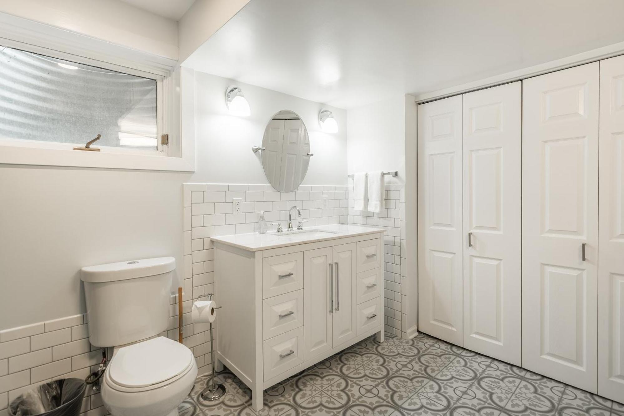 Apartment Adults Only - Walk To The United Center! Modern Touches Surround - Check Out The Open Staircase! Apts *