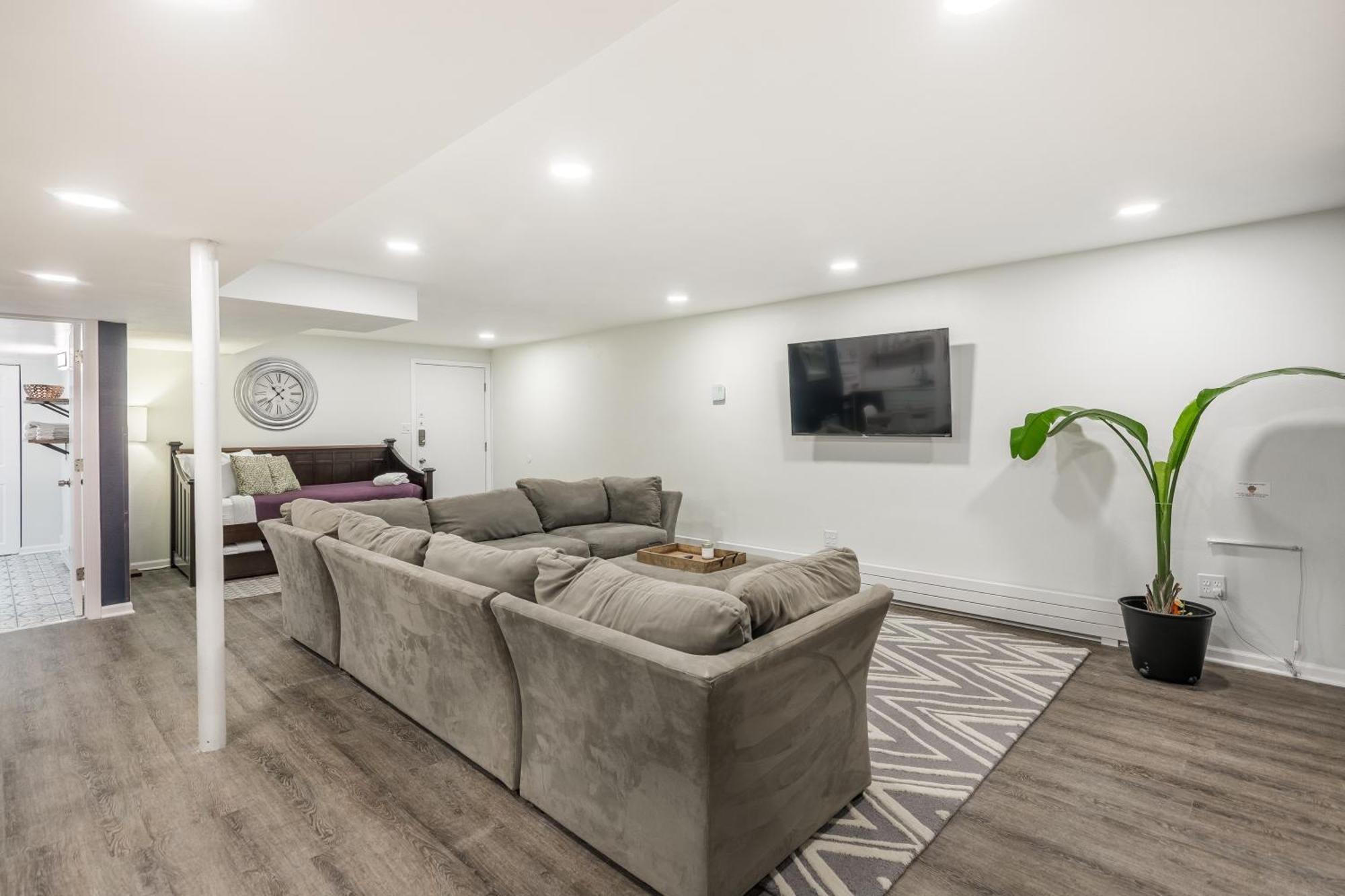 Adults Only - Walk To The United Center! Modern Touches Surround - Check Out The Open Staircase! Apts *