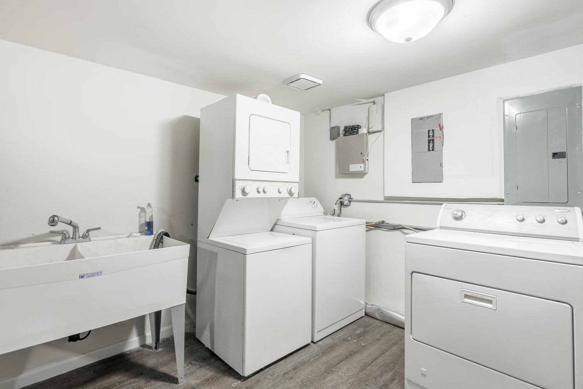 Adults Only - Walk To The United Center! Modern Touches Surround - Check Out The Open Staircase! Apts Apartment