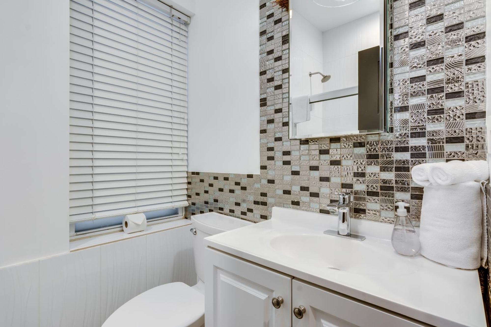 Relax In West Town - In-unit Laundry And Pet Friendly! Apts *