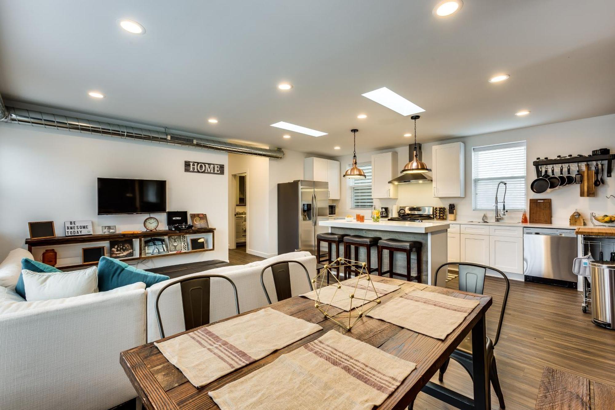 Pet Friendly And For 7! Large Common Areas To Converse And Connect Apts Appartement Chicago