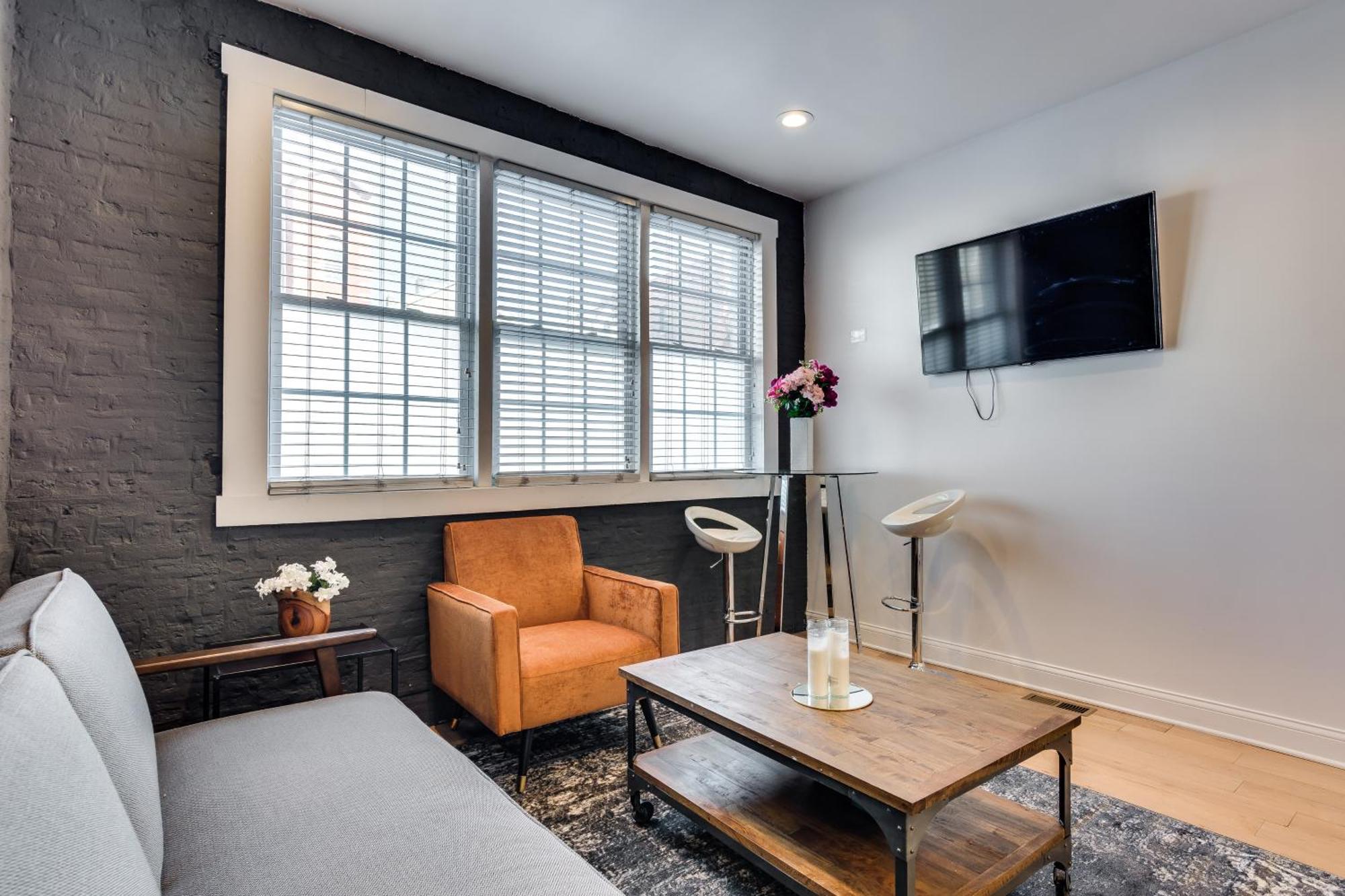 Relax In West Town - In-unit Laundry And Pet Friendly! Apts *