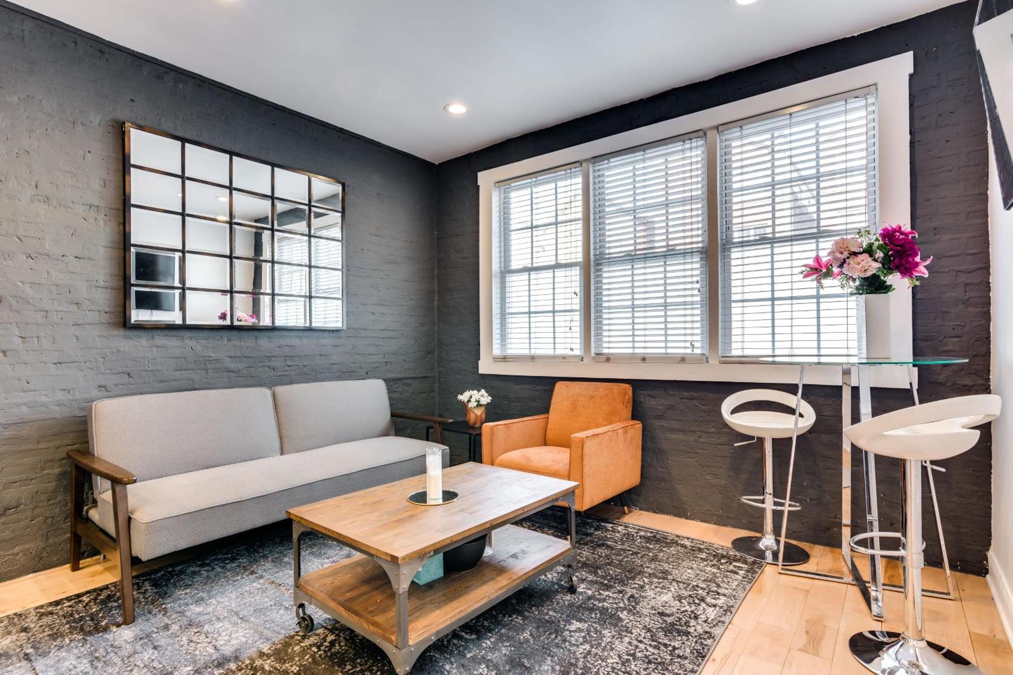 Relax In West Town - In-unit Laundry And Pet Friendly! Apts