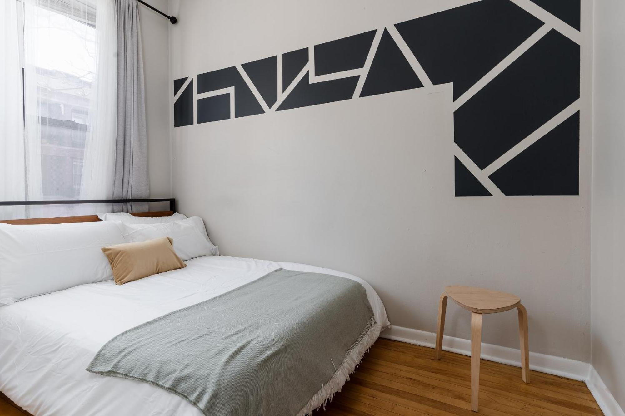 Ukrainian Village 2Br Modern Apartment D1 *