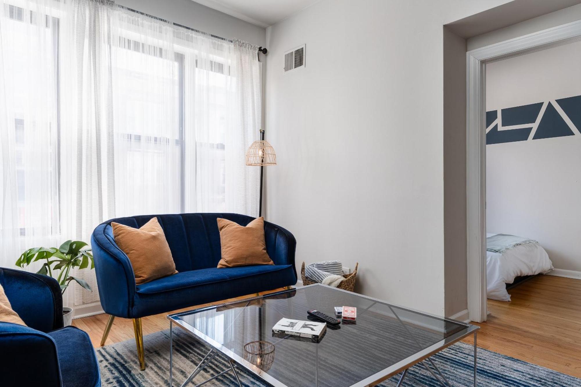 Apartment Ukrainian Village 2Br Modern Apartment D1 *