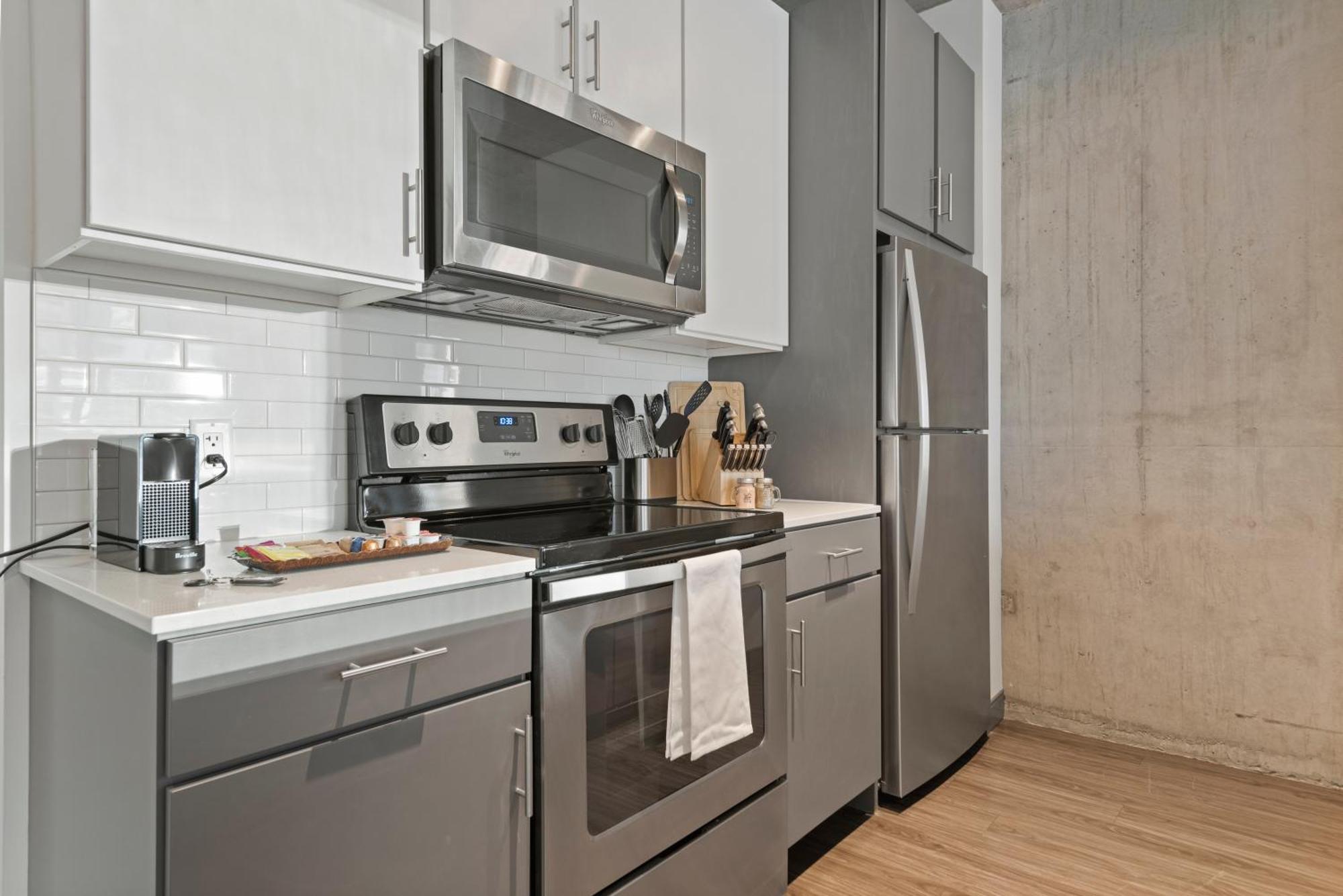 Linea Luxury Living With Indoor Pool And Rooftop Views In The Loop Apartment