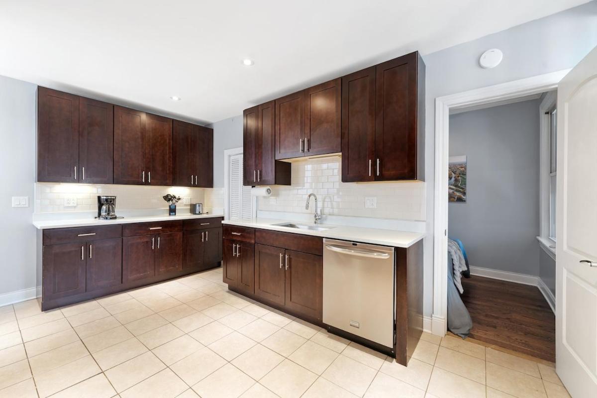 Stylish 2br Urban Retreat In River West Chicago