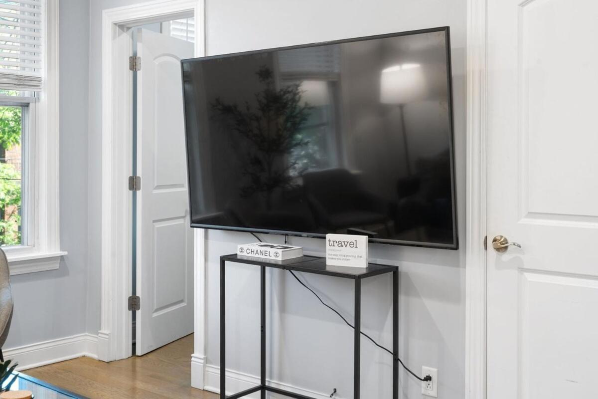 Stylish 2br Urban Retreat In River West Chicago