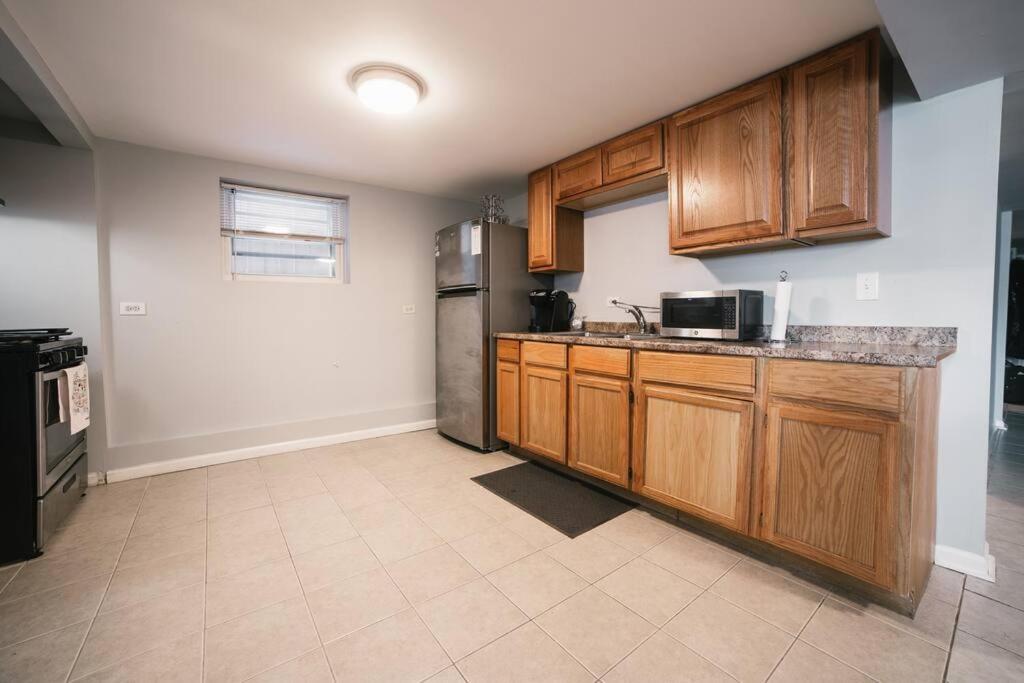 Apartment Midway Airport 2 Bedroom With Full Kitchen *