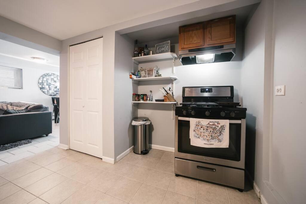 Midway Airport 2 Bedroom With Full Kitchen Apartment Chicago