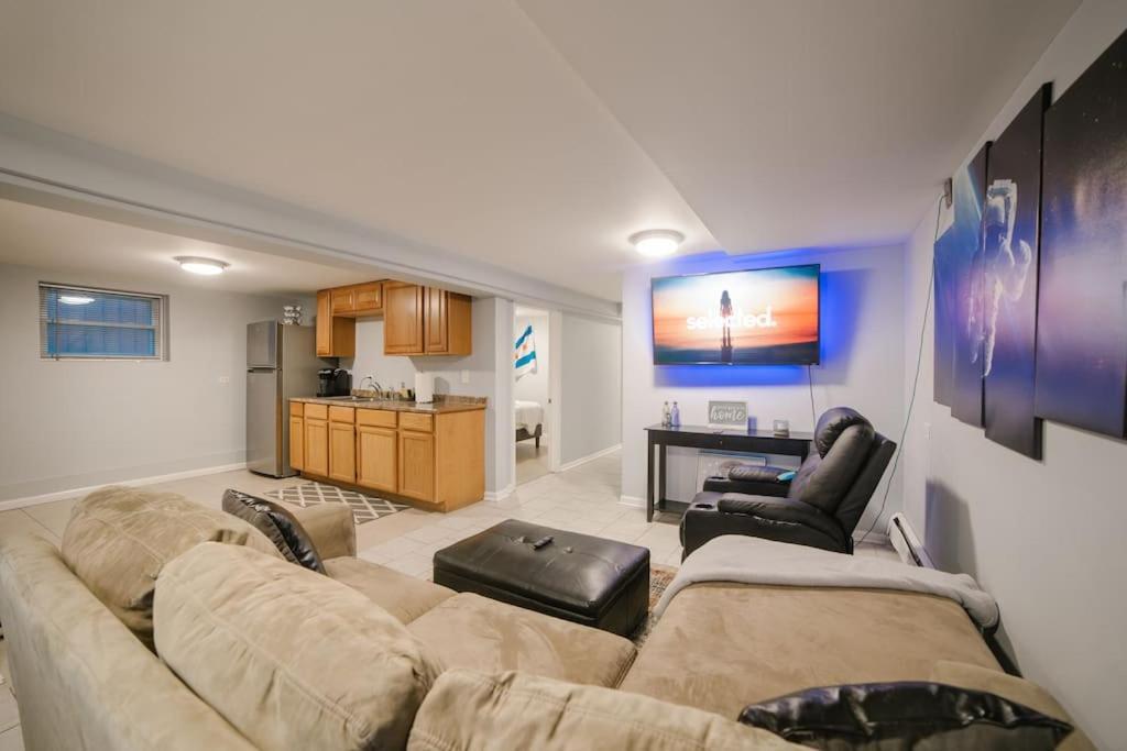 Apartment Midway Airport 2 Bedroom With Full Kitchen