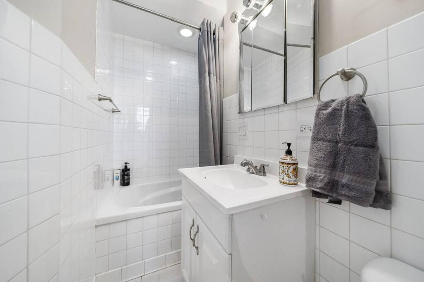 Lincoln Park 2 Bedroom Wmid Century Flair