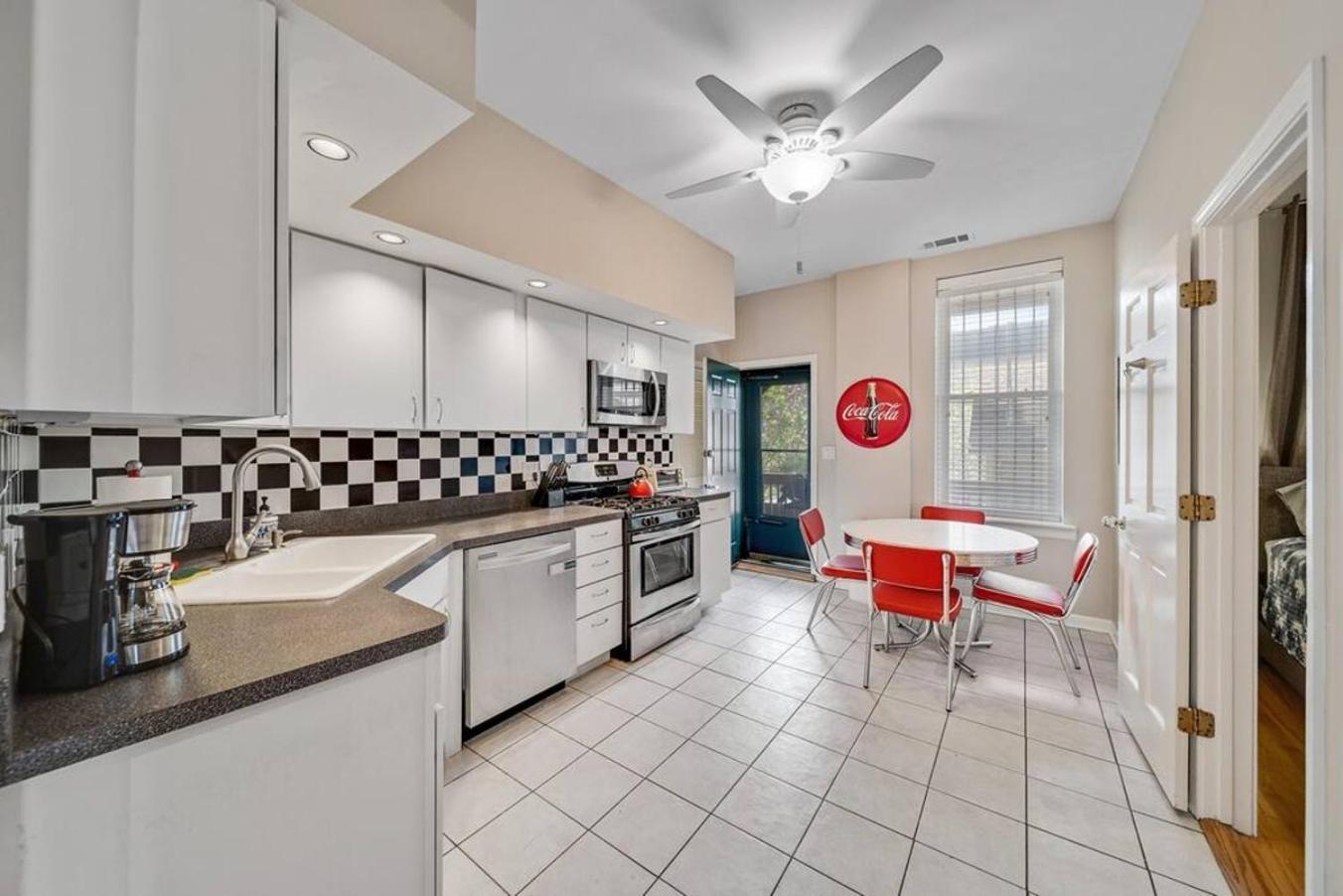 Lincoln Park 2 Bedroom Wmid Century Flair *