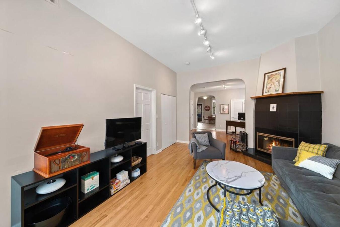 Lincoln Park 2 Bedroom Wmid Century Flair