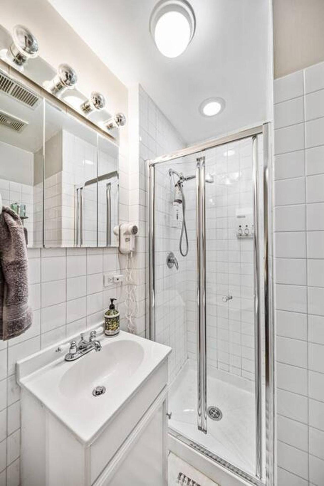 Lincoln Park 2 Bedroom Wmid Century Flair Holiday home *