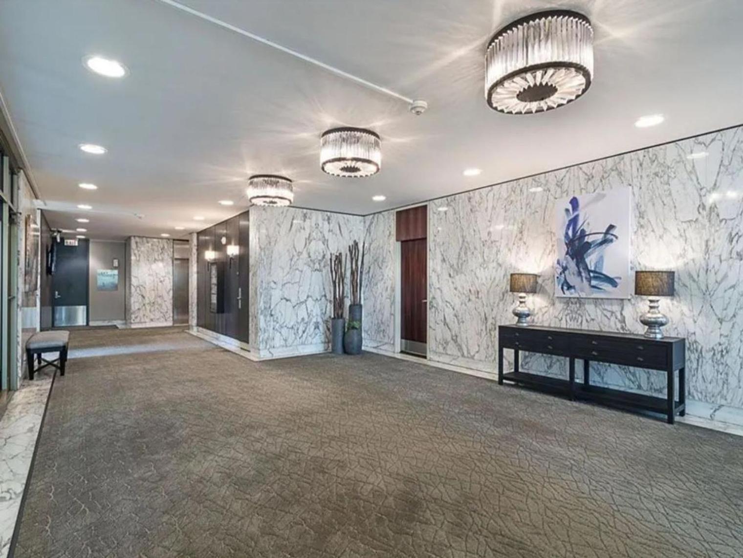 Apartment Lakeview 2br W Deck Pool Gym Nr Lincoln Park Chi-716 Chicago