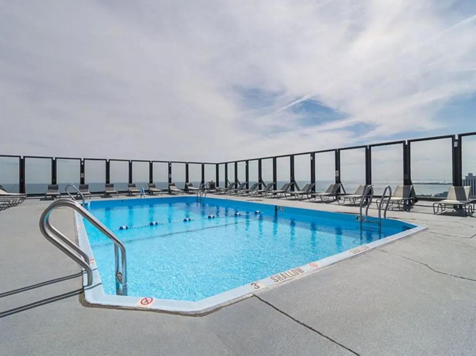 Lakeview 2br W Deck Pool Gym Nr Lincoln Park Chi-716 * Chicago