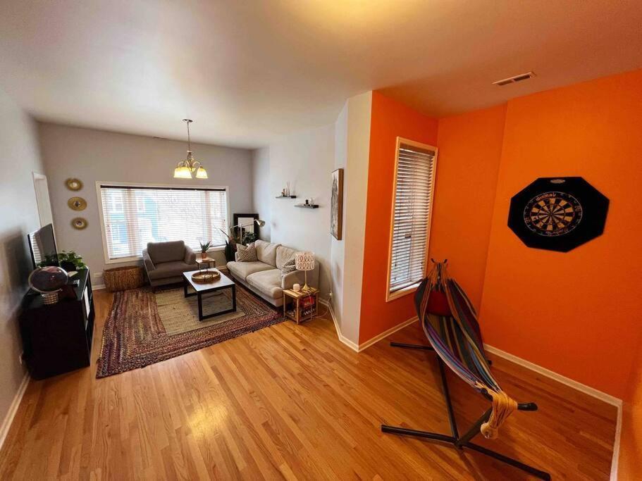 Holiday home 7bd 3ba Building Near Uc, Train, Free Parking