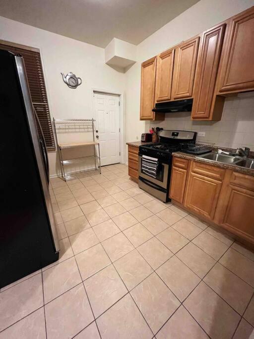 7bd 3ba Building Near Uc, Train, Free Parking Holiday home