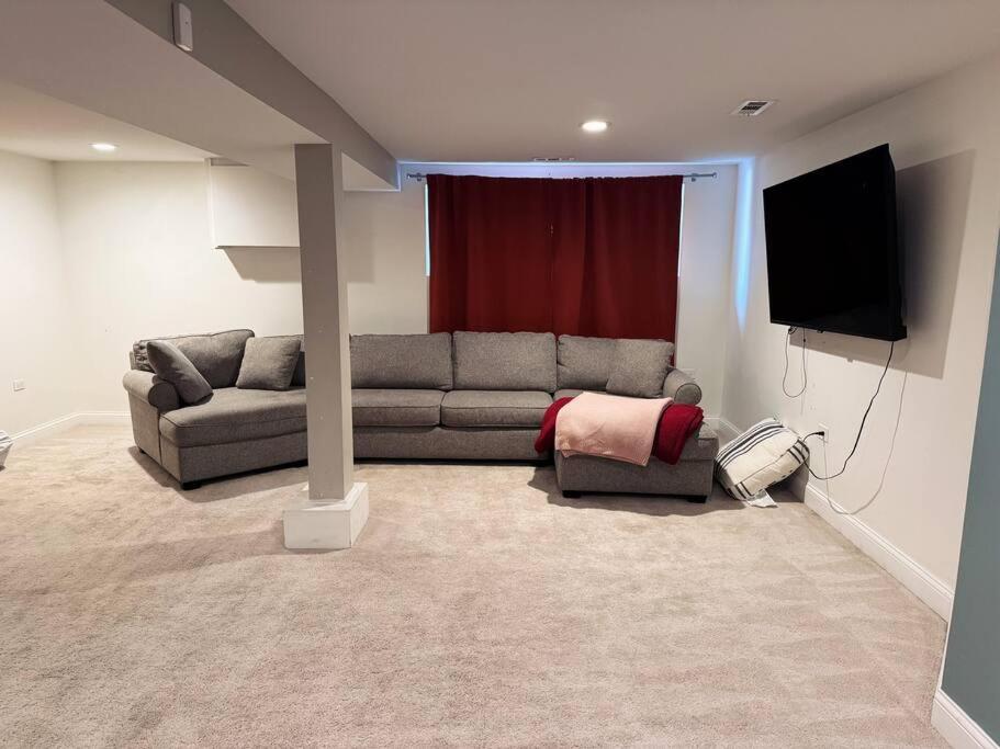 Holiday home 7bd 3ba Building Near Uc, Train, Free Parking