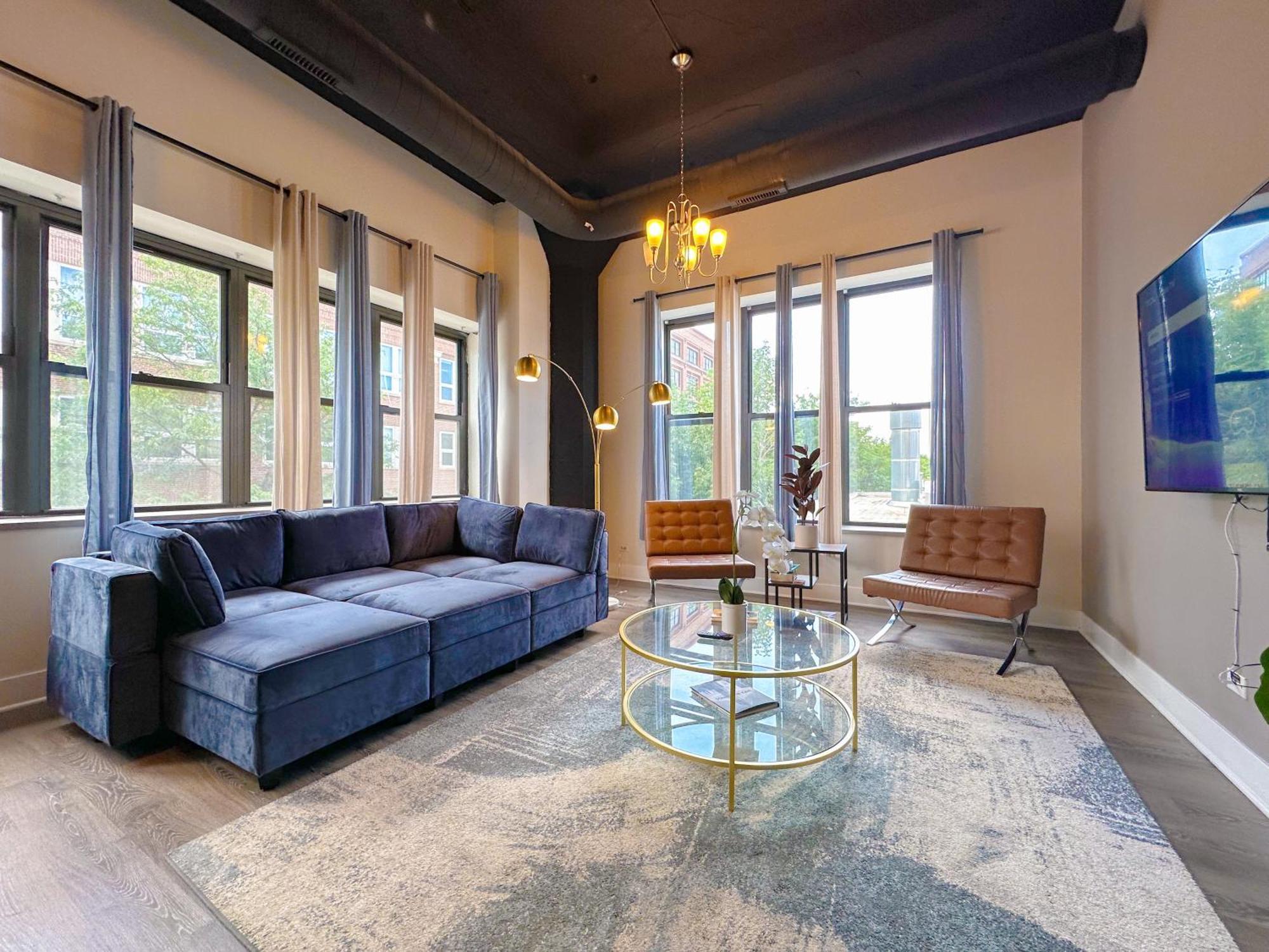 Group Friendly Spacious 3Br Suite With Optional Parking And Gym Access Sleeps 10 Guest Near Mccormick Place And Soldier Field *