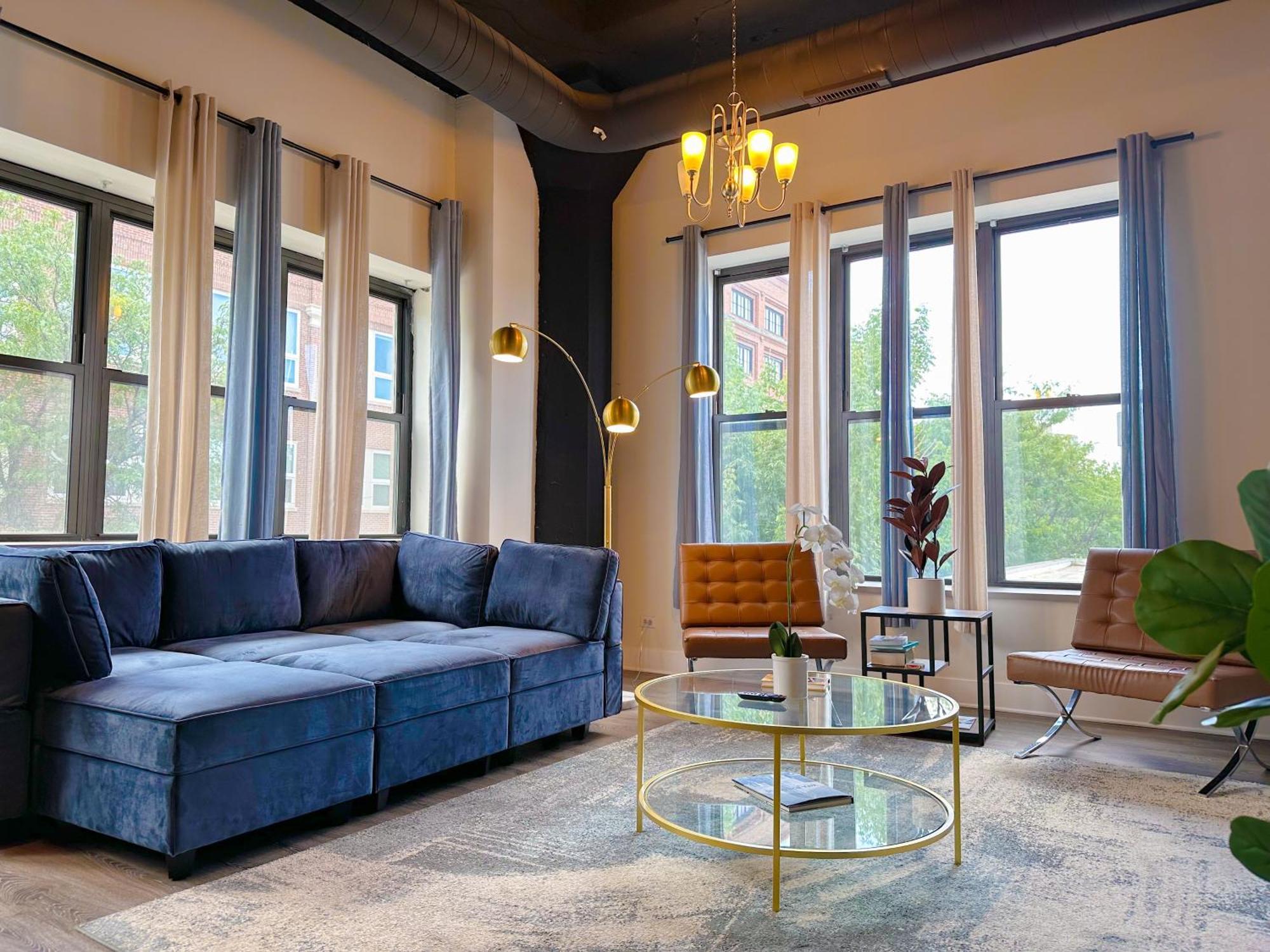 Group Friendly Spacious 3Br Suite With Optional Parking And Gym Access Sleeps 10 Guest Near Mccormick Place And Soldier Field Chicago