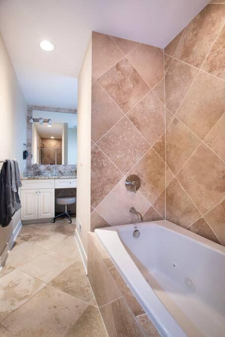 Deluxe Duplex In Roscoe-wrigley With Free Parking Appartement Chicago