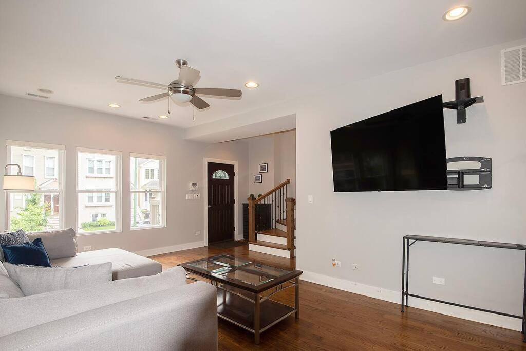 Deluxe Duplex In Roscoe-wrigley With Free Parking Appartement *