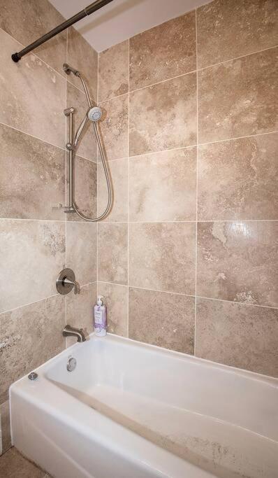 Deluxe Duplex In Roscoe-wrigley With Free Parking Appartement