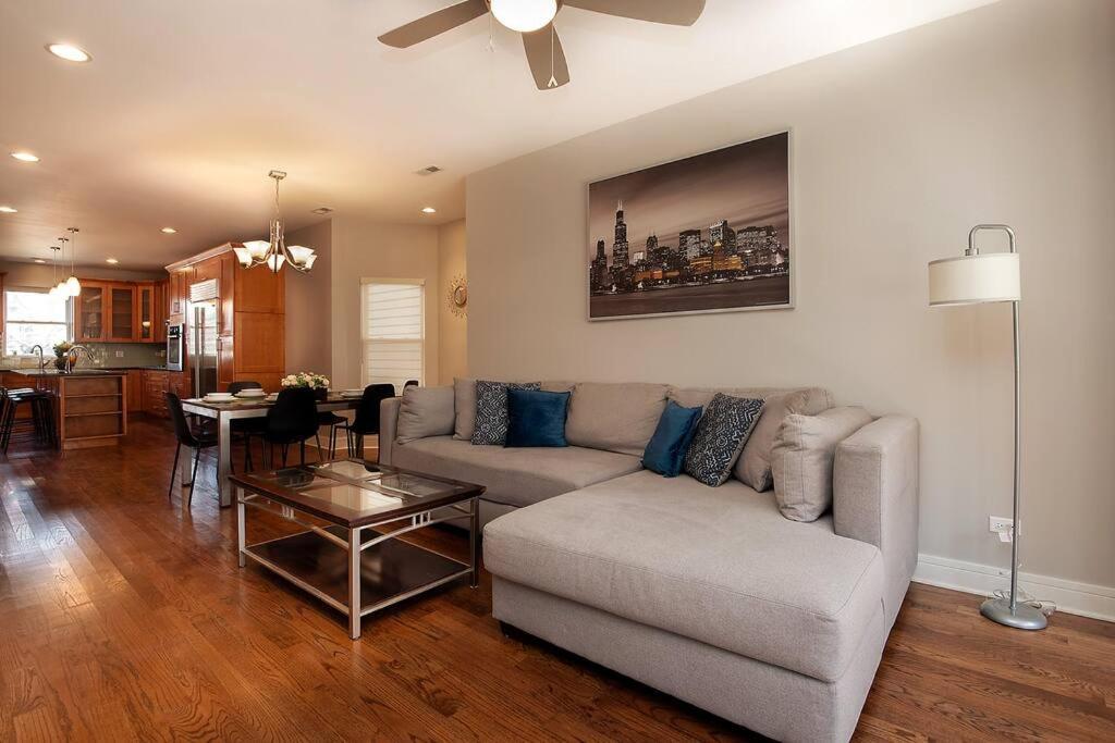 Deluxe Duplex In Roscoe-wrigley With Free Parking Appartement Chicago