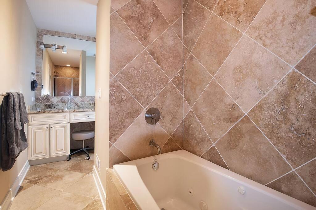 Appartement Deluxe Duplex In Roscoe-wrigley With Free Parking
