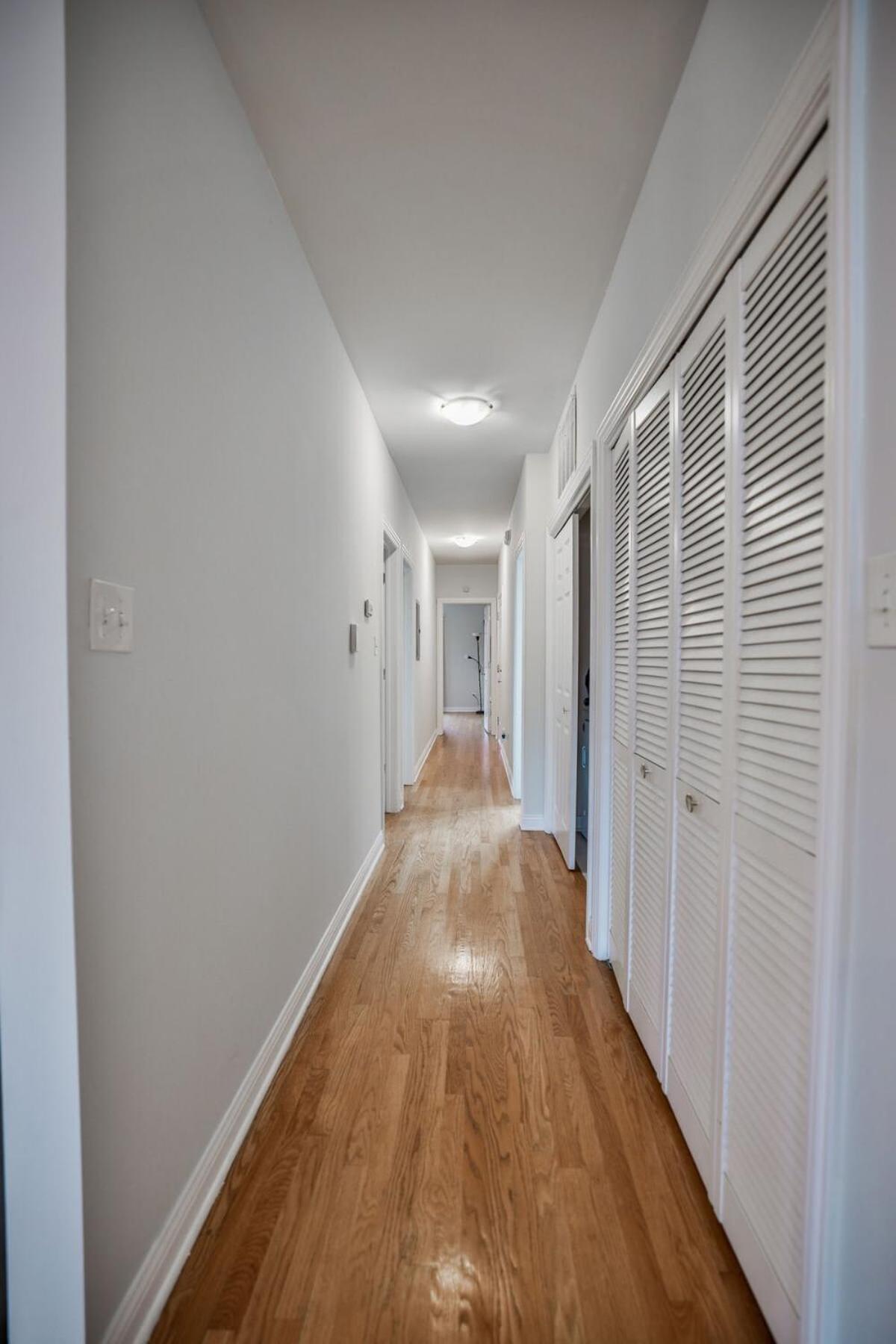 Designer Dreams: A Luxurious Escape W 1 Car Garage Holiday home Chicago