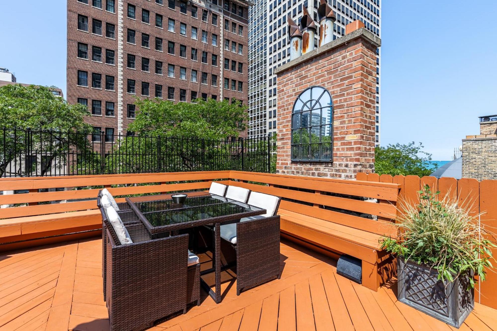 Gold Coast Next To Oak Street Apartment