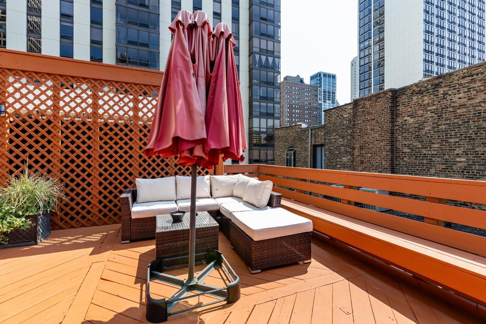 Gold Coast Next To Oak Street * Chicago